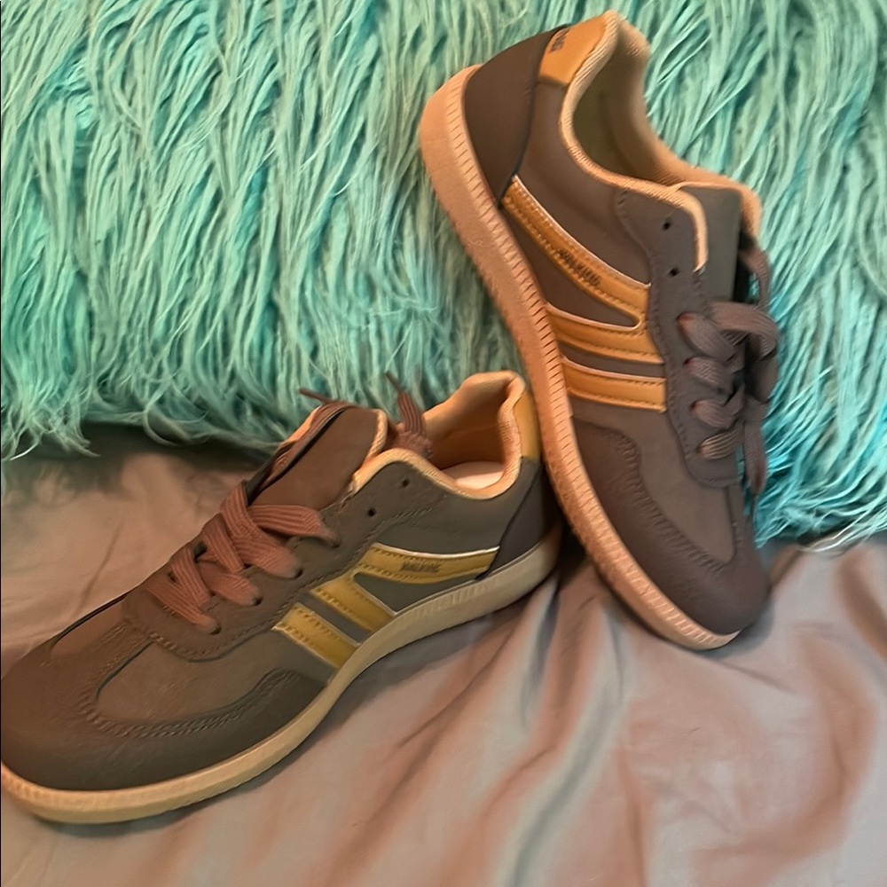 Women’s Brown & Tan Sneakers